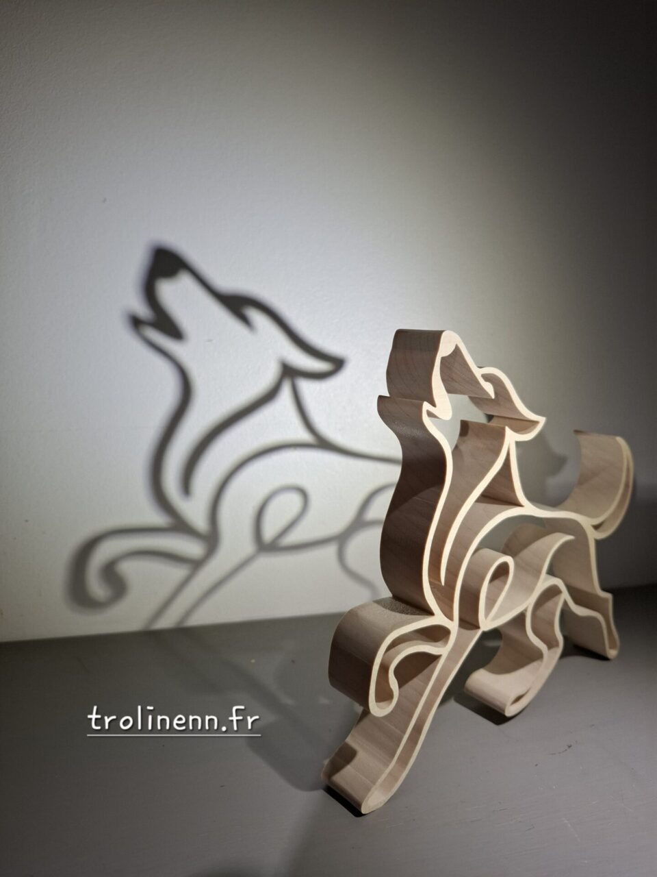 Loup hurlant Série de 20 ex numérotées chantournée dans du hêtre ou de l'érable. épaisseur 2cm, hauteur 16cm. Livrée dans son écrin de bois atelier de chantournage d'art TROLINENN, à Nouvoitou près de Rennes