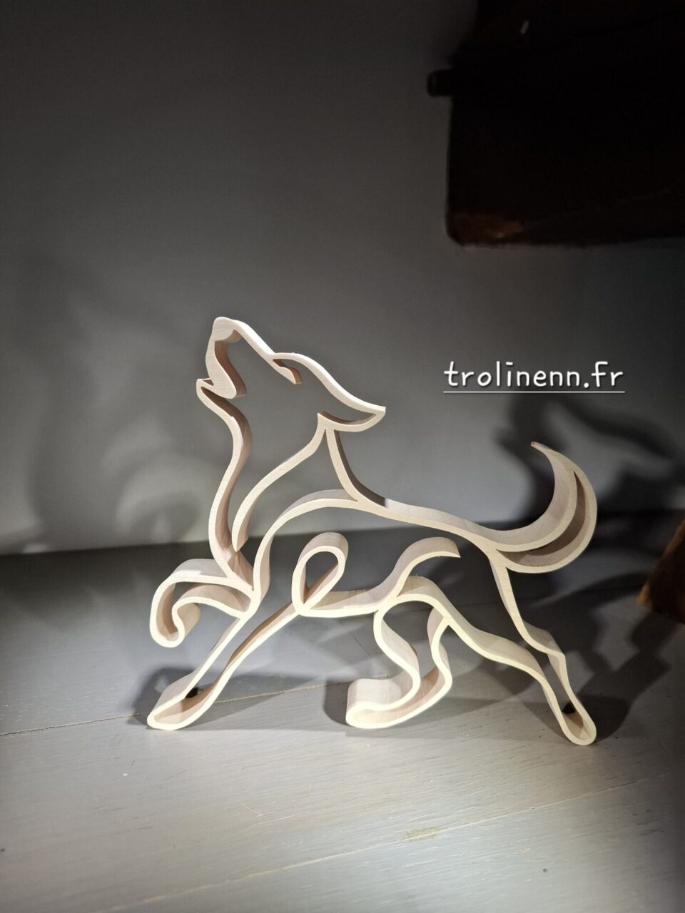 Loup hurlant Série de 20 ex numérotées chantournée dans du hêtre ou de l'érable. épaisseur 2cm, hauteur 16cm. Livrée dans son écrin de bois atelier de chantournage d'art TROLINENN, à Nouvoitou près de Rennes