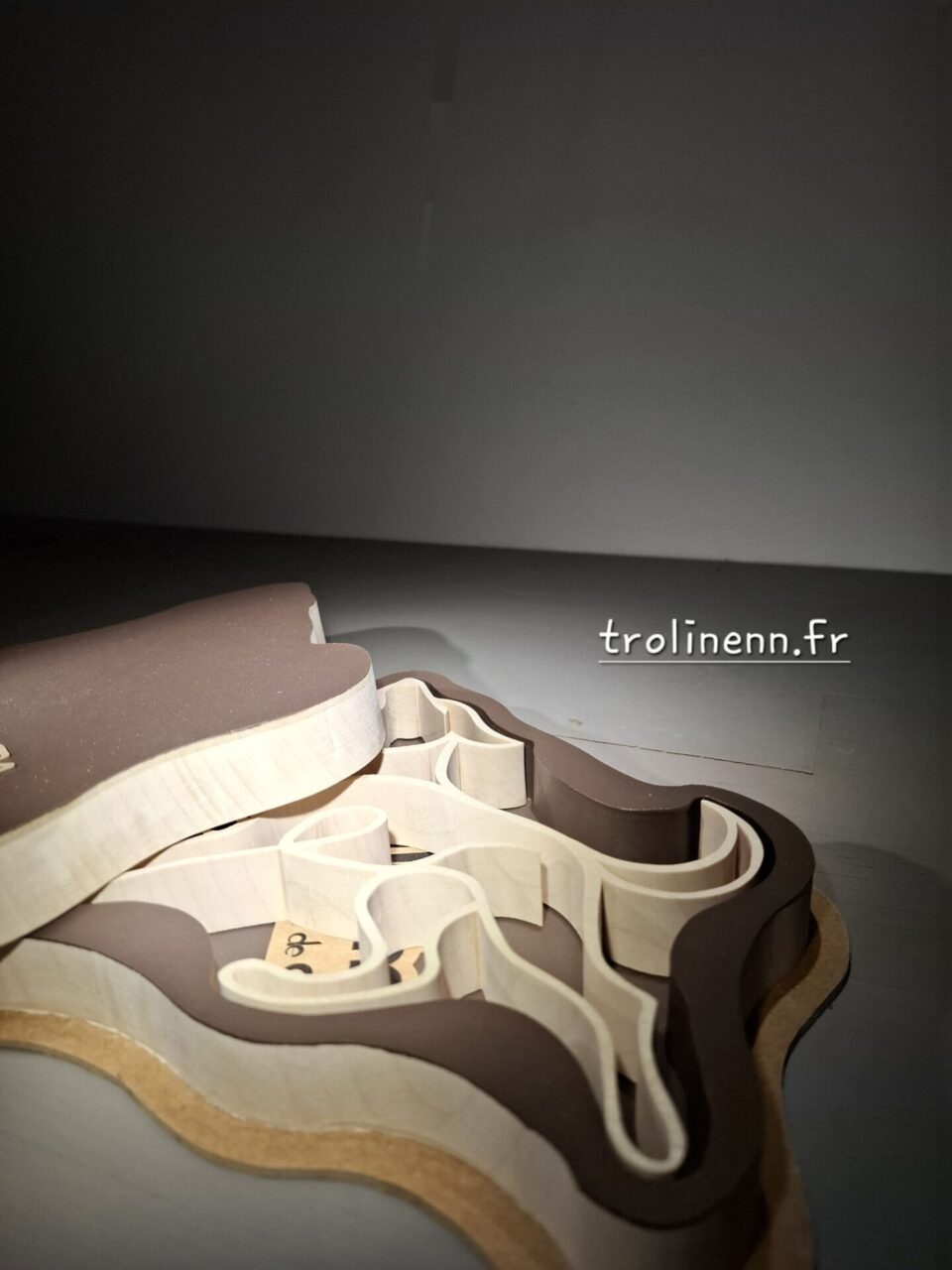 Loup hurlant Série de 20 ex numérotées chantournée dans du hêtre ou de l'érable. épaisseur 2cm, hauteur 16cm. Livrée dans son écrin de bois atelier de chantournage d'art TROLINENN, à Nouvoitou près de Rennes