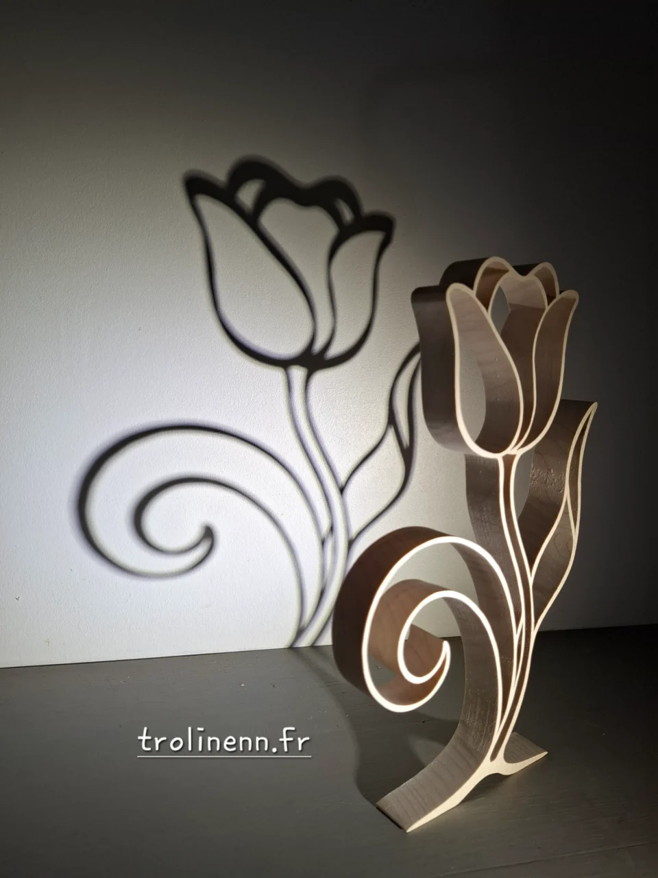 tulipe Série de 20 ex numérotées chantournée dans du hêtre ou de l'érable. épaisseur 2cm, hauteur 16cm. Livrée dans son écrin de bois atelier de chantournage d'art TROLINENN, à Nouvoitou près de Rennes