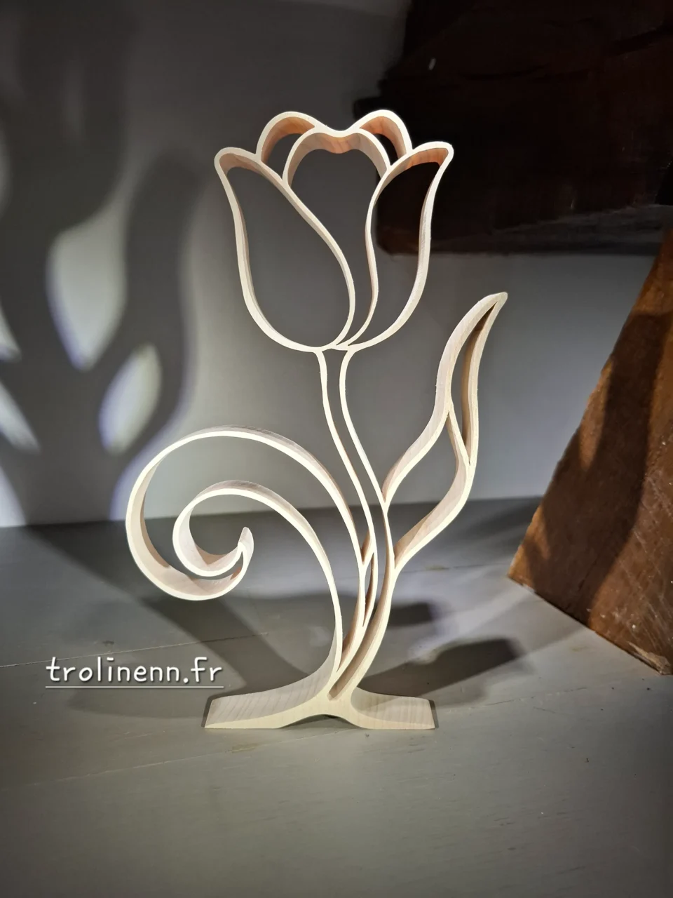 tulipe Série de 20 ex numérotées chantournée dans du hêtre ou de l'érable. épaisseur 2cm, hauteur 16cm. Livrée dans son écrin de bois atelier de chantournage d'art TROLINENN, à Nouvoitou près de Rennes