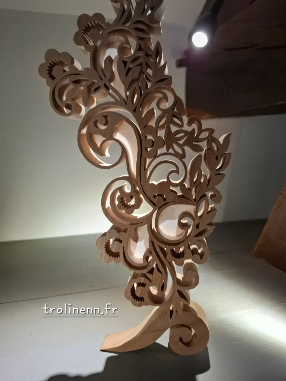 Dentelle Pièce unique et création originale. chantournée dans du hêtre. épaisseur 2cm, hauteur 27 cm Livrée dans son écrin de bois atelier de chantournage d'art TROLINENN, à Nouvoitou près de Rennes