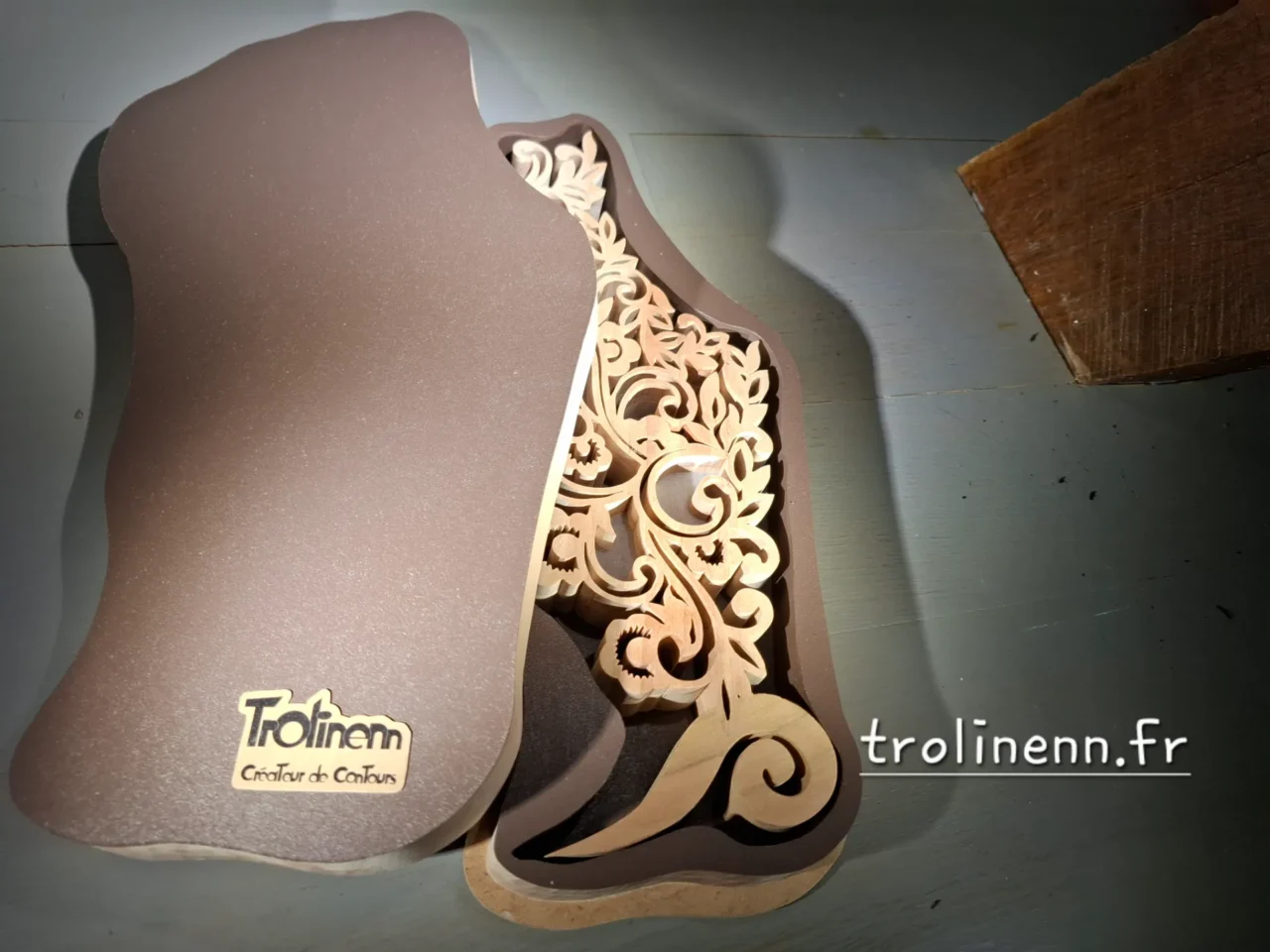 Dentelle Pièce unique et création originale. chantournée dans du hêtre. épaisseur 2cm, hauteur 27 cm Livrée dans son écrin de bois atelier de chantournage d'art TROLINENN, à Nouvoitou près de Rennes