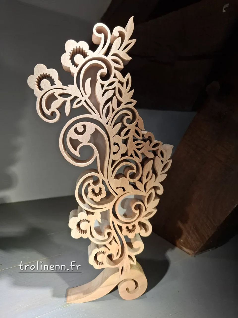 Dentelle Pièce unique et création originale. chantournée dans du hêtre. épaisseur 2cm, hauteur 27 cm Livrée dans son écrin de bois atelier de chantournage d'art TROLINENN, à Nouvoitou près de Rennes