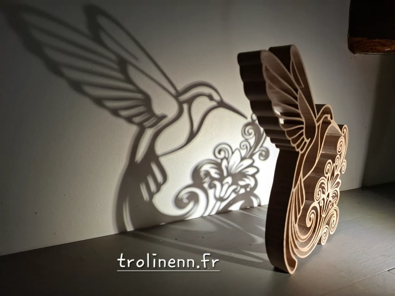 Colibri Pièce unique et création originale. chantournée dans de l'érable. épaisseur 2cm, hauteur 21cm Livrée dans son écrin de bois atelier de chantournage d'art TROLINENN, à Nouvoitou près de Rennes