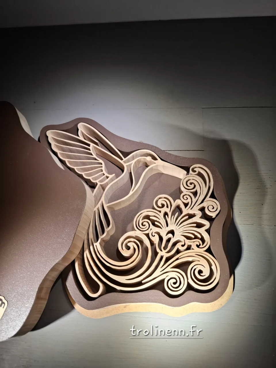 Colibri Pièce unique et création originale. chantournée dans de l'érable. épaisseur 2cm, hauteur 21cm Livrée dans son écrin de bois atelier de chantournage d'art TROLINENN, à Nouvoitou près de Rennes