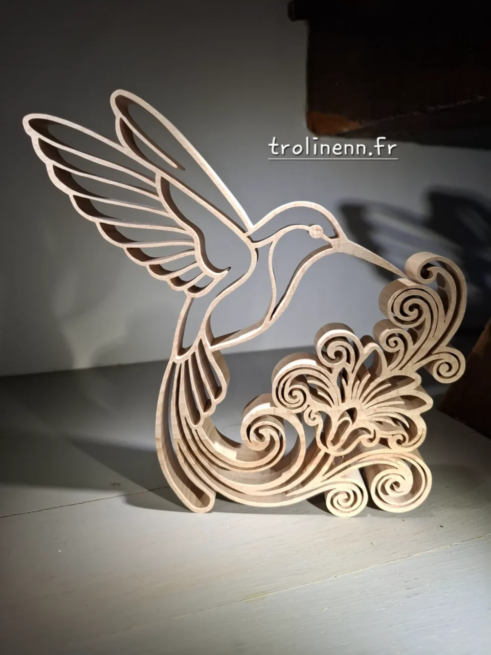 Colibri Pièce unique et création originale. chantournée dans de l'érable. épaisseur 2cm, hauteur 21cm Livrée dans son écrin de bois atelier de chantournage d'art TROLINENN, à Nouvoitou près de Rennes