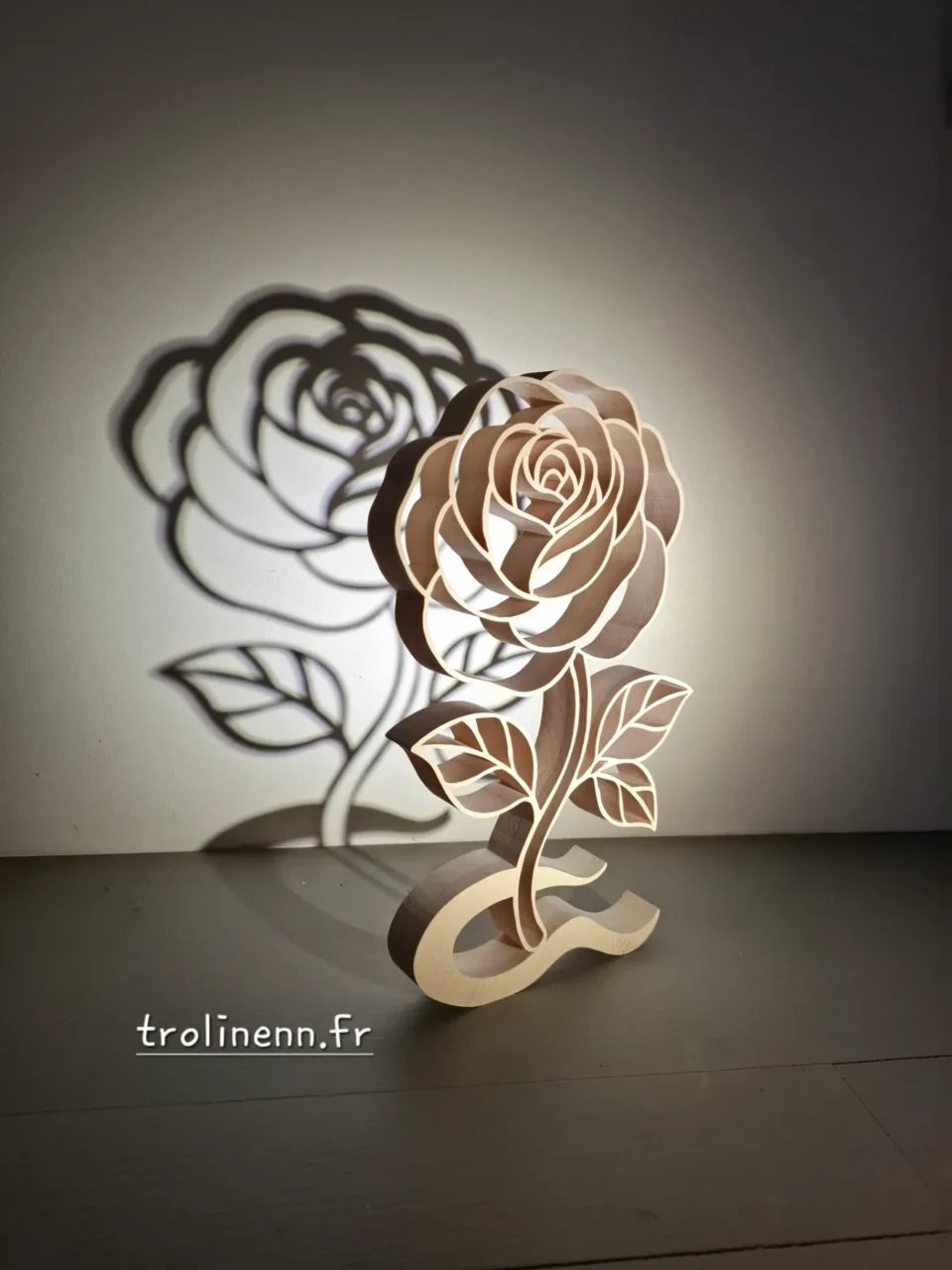 rose Série de 20 ex numérotées chantournée dans du hêtre ou de l'érable. épaisseur 2cm, hauteur 16cm. Livrée dans son écrin de bois atelier de chantournage d'art TROLINENN, à Nouvoitou près de Rennes
