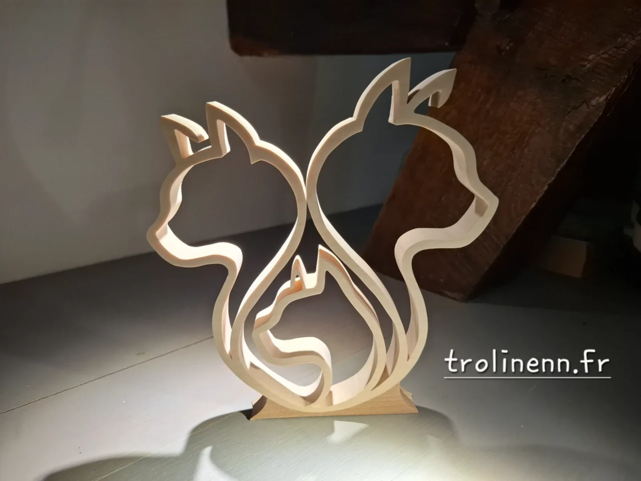 trio de chats Série de 20 ex numérotées chantournée dans du hêtre ou de l'érable. épaisseur 2cm. Livrée dans son écrin de bois atelier de chantournage d'art TROLINENN, à Nouvoitou près de Rennes